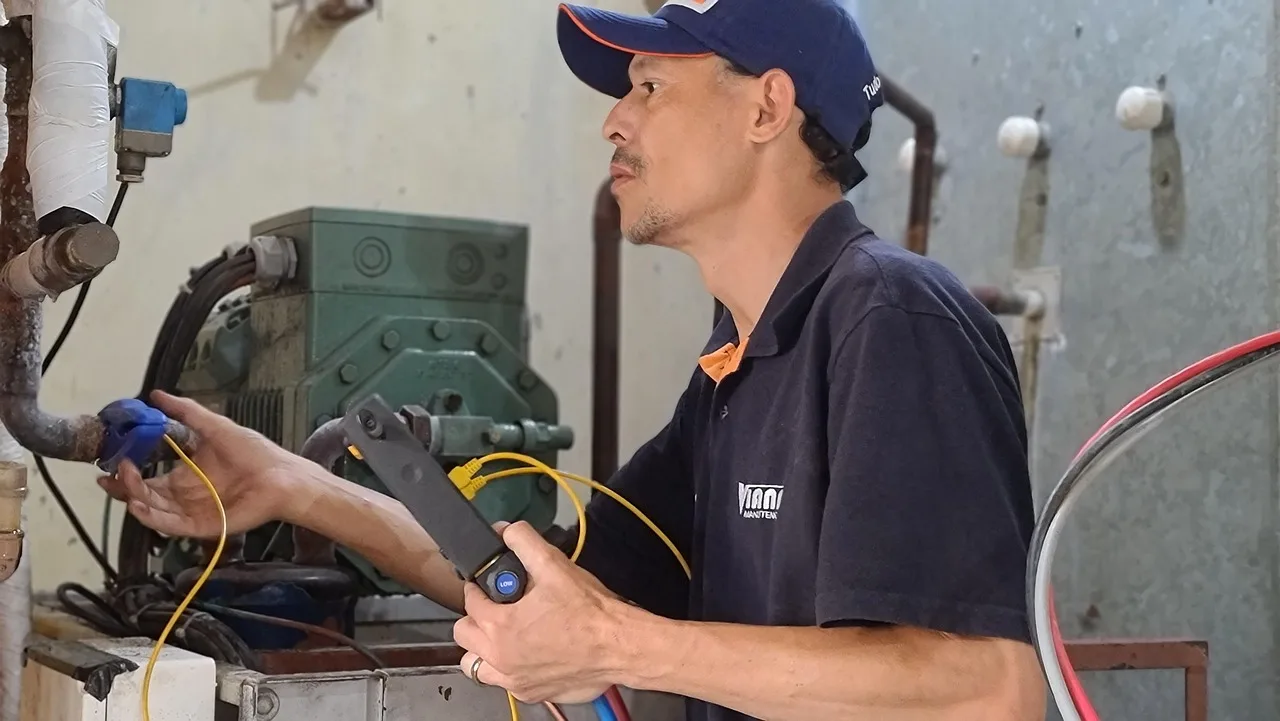 refrigeration, overheated, supermarket, mechanical, engineering, job, technician, technician, technician, technician, technician, technician. 2 booking systems that work for bilingual appliance repair shops in Quebec City